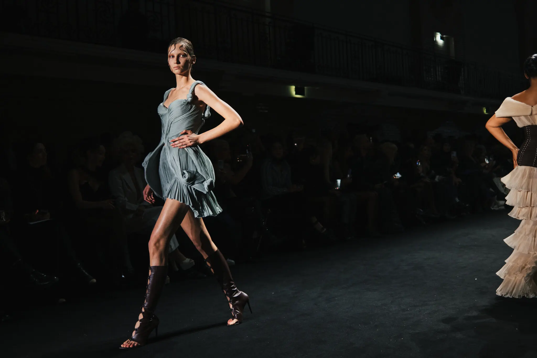 Мокра, криволінійна чубчик моделі підкреслювала звивисті складки сукні Jean Paul Gaultier.